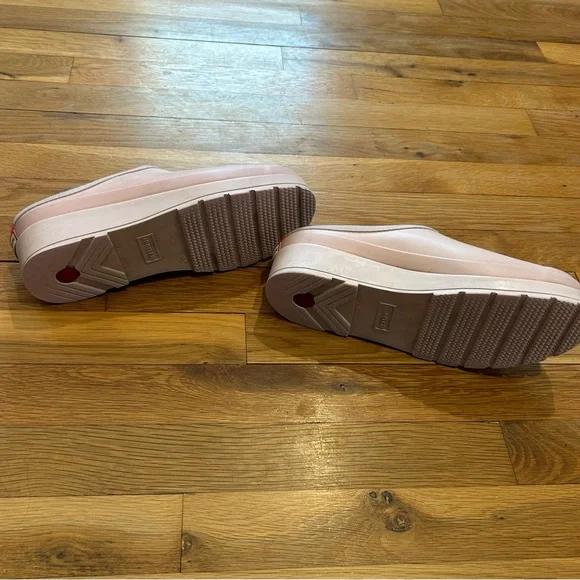 Hunter Women’s Slip-On Platform Clogs in Blush Pink - Picture 4 of 6